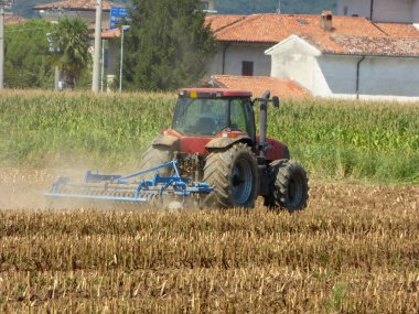 21 Ağustos 2017-Castegnato-Franciacorta-Brescia-Lombardy-Italy-An tanımlanamayan köylü toprağını şarap Brescia-İtalya 109b ünlü bölgenin hazırlamak için traktör pulluk