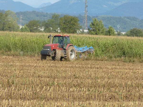 2017年8月21日 Castegnato Franciacorta 布雷西亚 伦巴第 意大利 一个不明的农民犁他的土地上拖拉机 以准备它的著名地区的 Franciacorta 在布雷西亚 — 图库照片