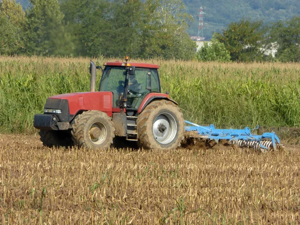 2017年8月21日 Castegnato Franciacorta 布雷西亚 伦巴第 意大利 一个不明的农民犁他的土地上拖拉机 以准备它的著名地区的 Franciacorta 在布雷西亚 — 图库照片