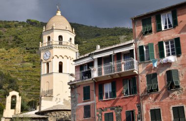 Bir görünümü Cinque Terre Ligurya - İtalya Vernazza kilise ve çan kulesi