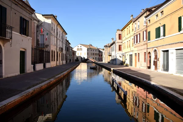 Ancient lagoon houses on the canal in the center of the town of — Stock Photo, Image