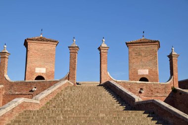 Comacchio kasabasının merdivenleri ve müstahkem duvarları -