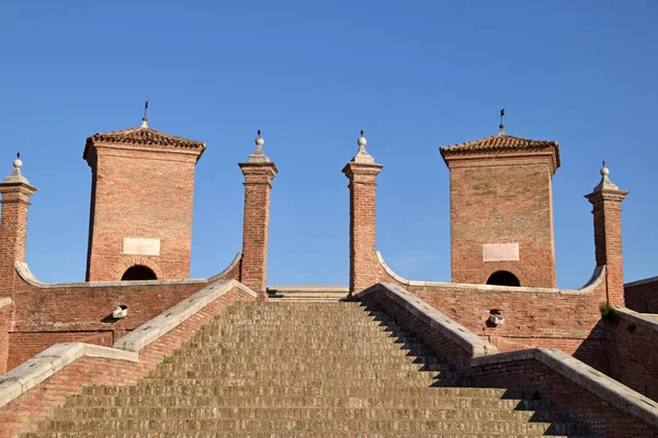 A escadaria e as muralhas fortificadas da cidade de Comacchio  - — Fotografia de Stock