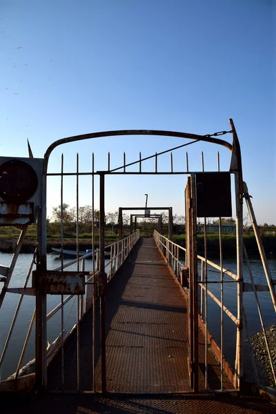Egy régi rozsdás híd a Pó folyón-Olaszország — Stock Fotó