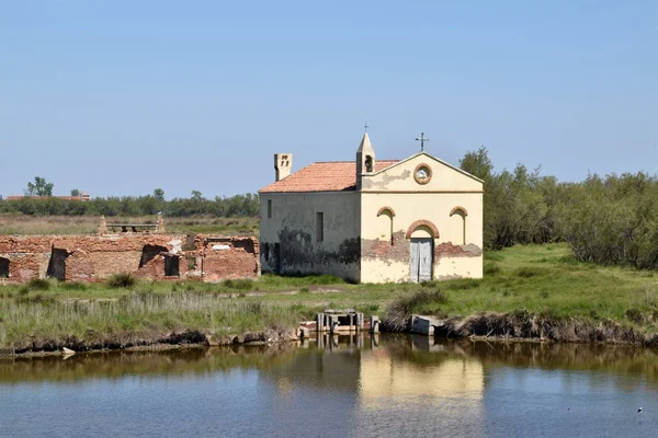 포 강 의 입에 오래 된 버려진 된 교회 - 이탈리아 — 스톡 사진