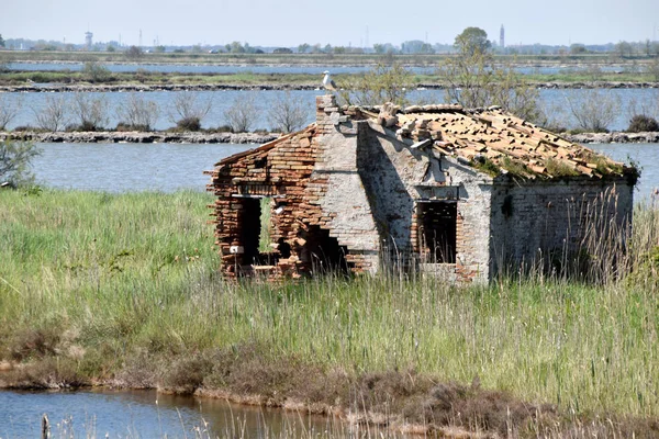 Casas antiguas del río Po desembocadura abandonada - Italia — Foto de Stock