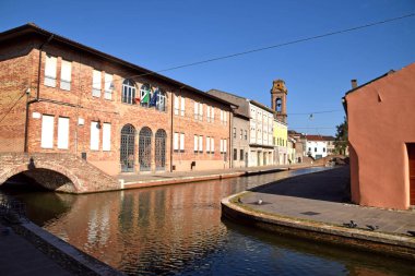 Comacch kasabasının kanallarında eski evlerin bir bakış