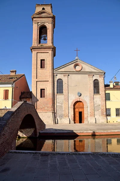 Una iglesia entre los canales de la ciudad de Comacchio - Italia —  Fotos de Stock