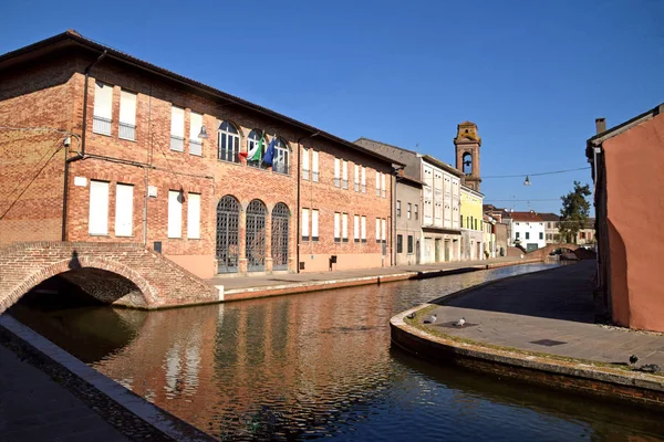 Between the bridges and the old houses on the canals of the vill — Stock Photo, Image