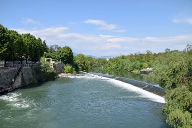 Lombardiya Palazzolo kasabasında Oglio nehri - İtalya