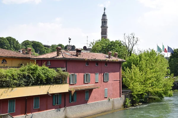 Palazzolo şehrinde Oglio nehri üzerindeki evler ve ba — Stok fotoğraf