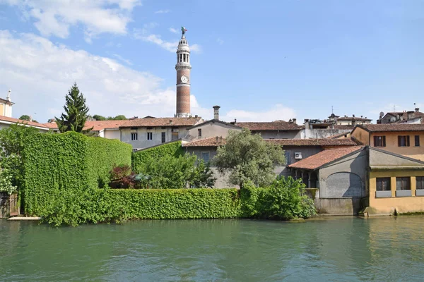 Stranden av floden Oglio i staden Palazzolo och i den — Stockfoto