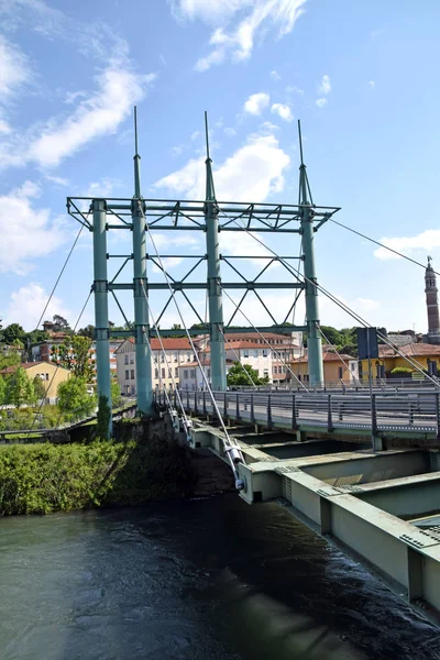 De nieuwe brug over de rivier de Oglio in Palazzolo-Lombardije-it — Stockfoto