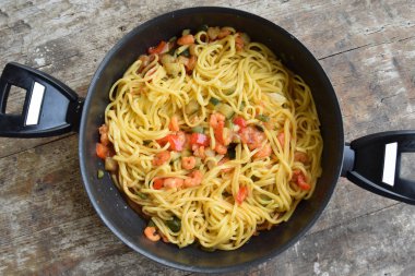 Karides ve kabak ile spagetti