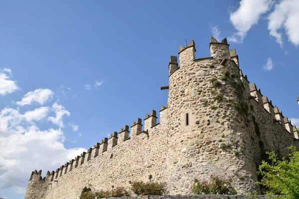 Uitzicht op het middeleeuwse kasteel van Passirano in Lombardije-Italië — Stockfoto