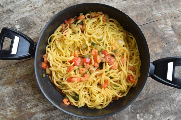 Spaghetti with shrimp and zucchini — Stock Photo, Image