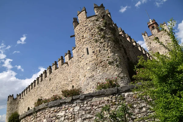 El hermoso castillo medieval de Passirano en Lombardía - Italia — Foto de Stock