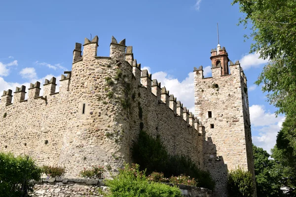 Beskåda av det medeltida slottet av Passirano i Lombardiet-Italien — Stockfoto