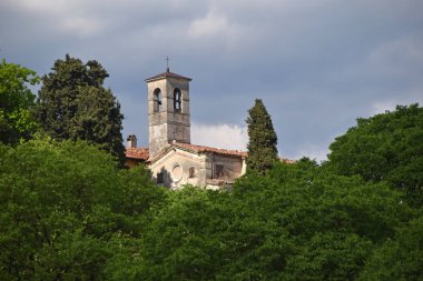 Vegetati tarafından gizlenmiş bir dağın yamaçlarında eski bir kilise