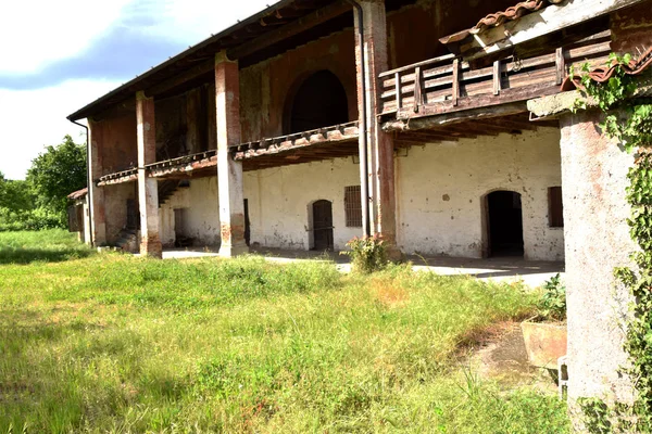 En gammal bondgård övergiven på Brescia landsbygden — Stockfoto