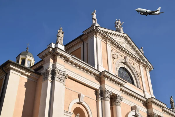 Деталь фасаду парафіяльної церкви міста Палаццо — стокове фото