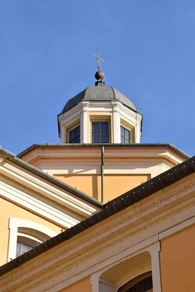 Cruzes geométricas da igreja paroquial da cidade de Palazzolo — Fotografia de Stock