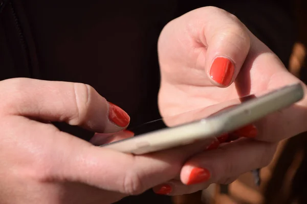 A woman sends messages with the mobile phone — Stock Photo, Image