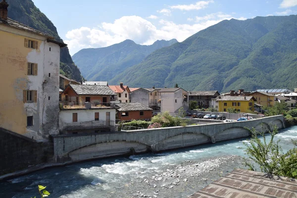 View of the village of Verres along the river in Aosta Valley in — 스톡 사진