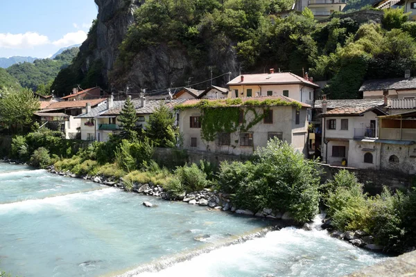 Arquitetura do país de Verres ao longo do rio em Aosta V — Fotografia de Stock
