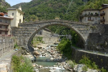 Ao Pont St Martin kasabasında antik Roma köprüsü