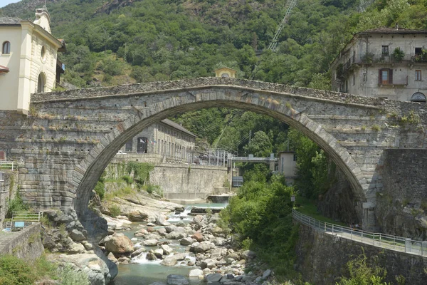 Starověká silnice Gallia a římský most ve městě Pont — Stock fotografie