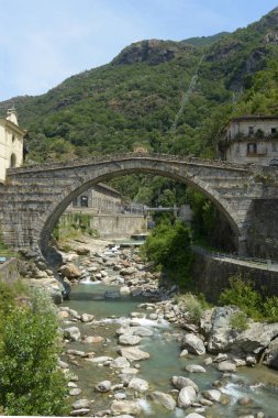 Pont St Ma kasabasında nehir ve antik Roma köprüsü