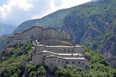Bu Aosta Vadisi'nde Bard köyünün kale-cezaevi