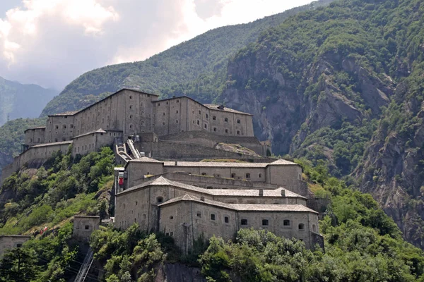 Aosta Vall Bard kasabasının inanılmaz kale-cezaevi — Stok fotoğraf