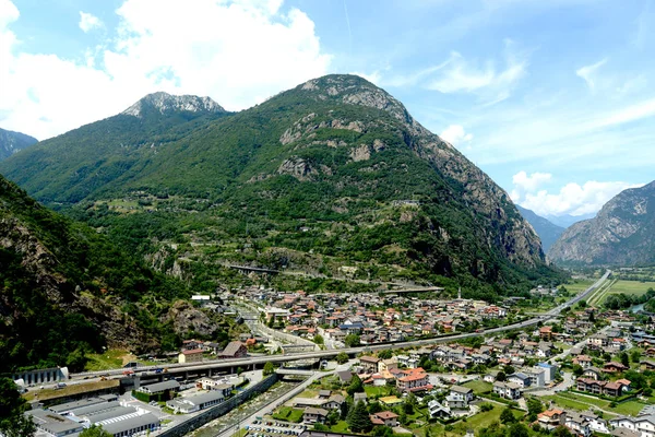 Panorama del Valle de Aosta desde el Fuerte du Bard - Italia — Foto de Stock