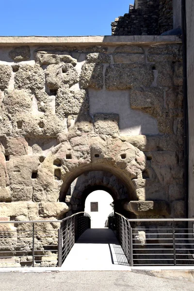 As paredes romanas antigas duplas do portão para a cidade de Aosta — Fotografia de Stock
