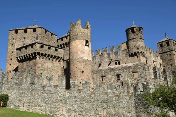 Kastelen van de Valle d'Aosta-torens en wallen van het kasteel van Fenis - — Stockfoto