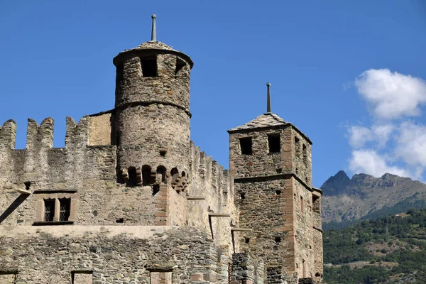 Aosta-völgyi kastélyok-Fenis vár az Aosta-Alpokban-Olaszország — Stock Fotó