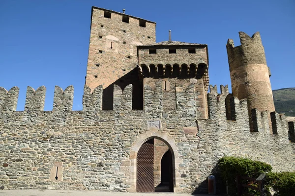 Aosta Vadisi Kaleleri - Fenis Kalesi'nin giriş kapısı - I — Stok fotoğraf