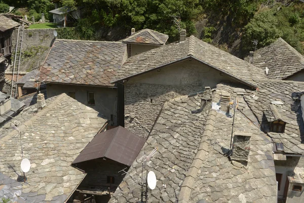 Los típicos tejados de pizarra del pequeño pueblo de Bard en Aosta Va — Foto de Stock