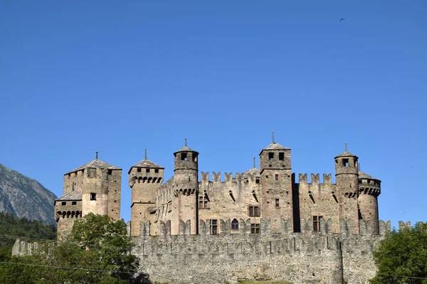 Aosta Vadisi Kaleleri - Ortaçağ kalesinin dış - İtalya