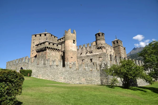 Kastil fenis di pegunungan lembah aosta - Itali — Stok Foto