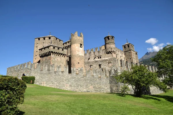 Aosta vadisinin dağlarında fenis kalesi - İtalya — Stok fotoğraf