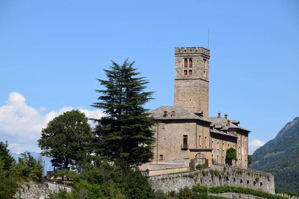 Il castello di Sarre tra il verde delle montagne di Aosta Va — Foto Stock