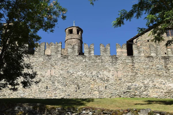 A városfalak és a középkori vár óratornya-Olaszország — Stock Fotó