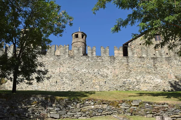 As muralhas da cidade e a torre de vigia do castelo de Fenis - Itália — Fotografia de Stock