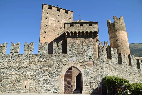 Вхід середньовічного замку в долині Аоста-Італія — стокове фото