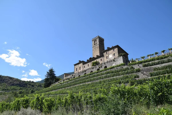 O castelo evocativo de Sarre e sua propriedade cultivada w — Fotografia de Stock