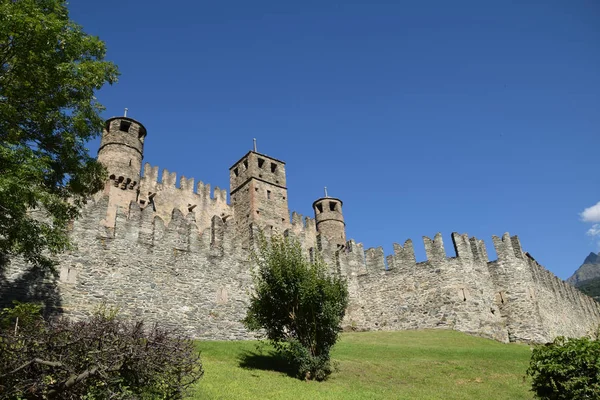 Le mura fortificate di un castello medievale - Italia — Foto Stock