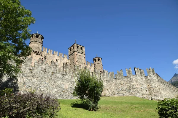 Castelli della Valle d'Aosta - Esterno del Castello Fenis - Italia — Foto Stock